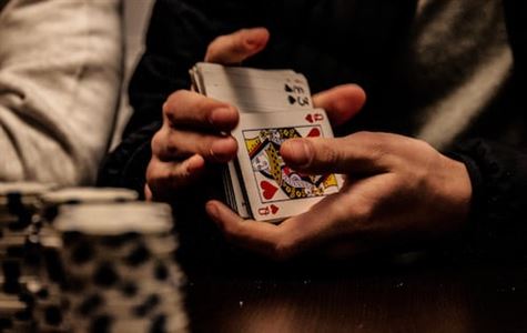 Riski Ja Palkkio: Päätösten Laskeminen Korkean Panoksen Pokeriturnauksissa