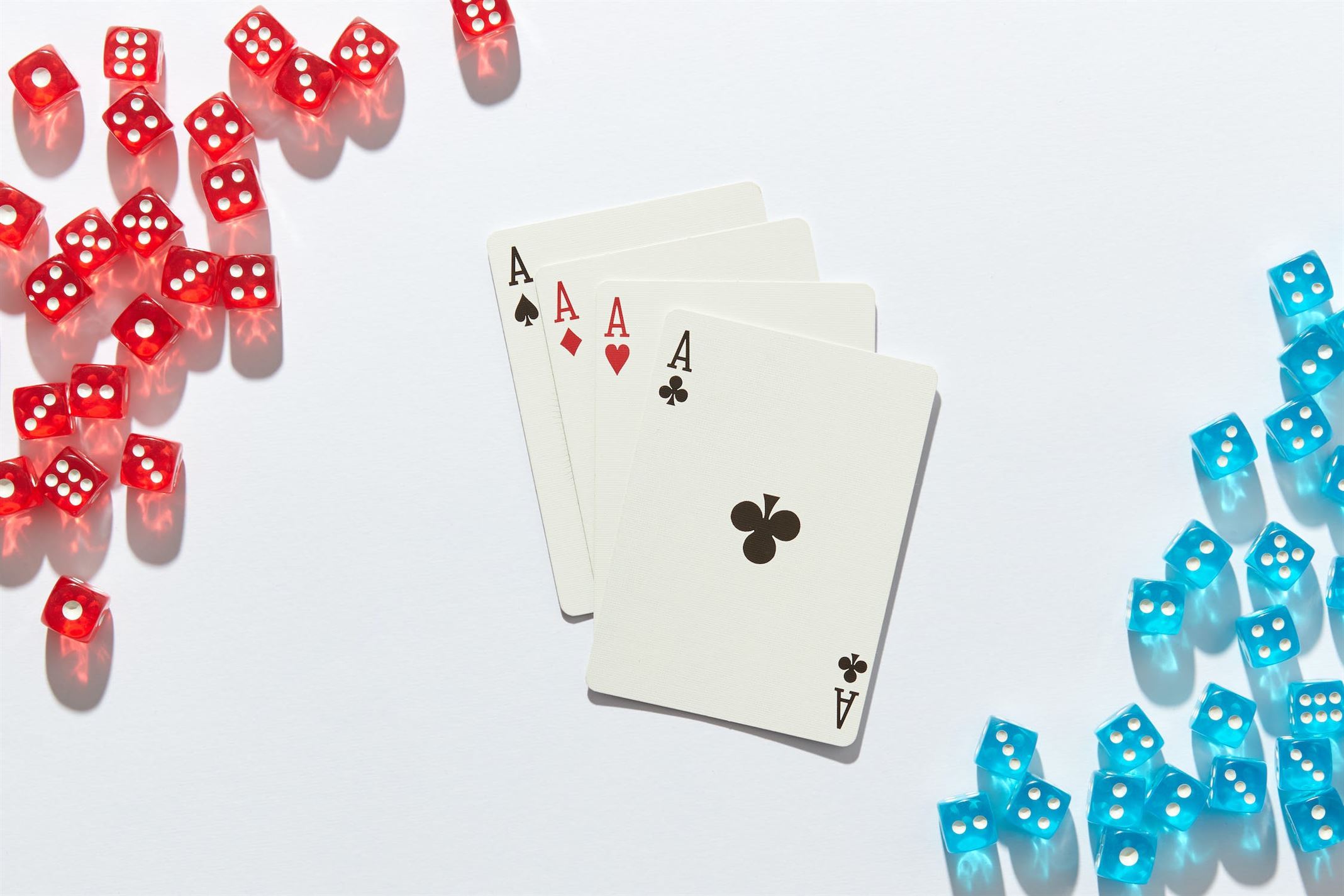 Huoneen Lukeminen: Strategioiden Mukauttaminen Erilaisiin Pokeriturnausasetuksiin