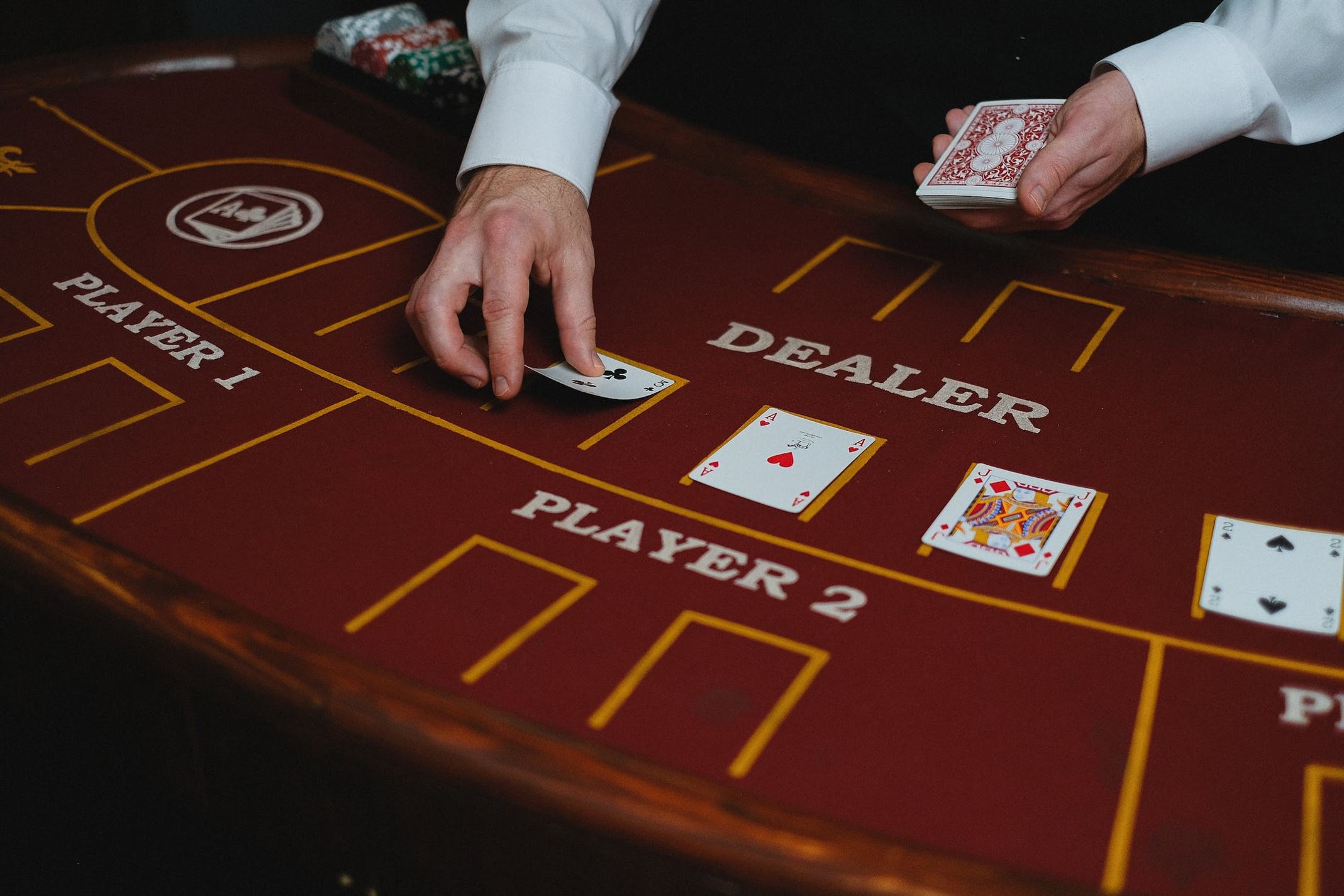 Pokerin Psykologia: Edistyneet Tekniikat Vastustajien Manipuloimiseksi