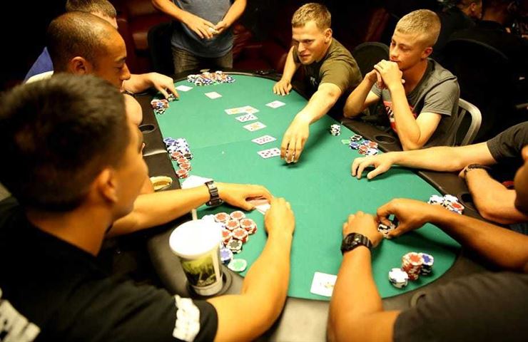 Kaiken Kokoaminen: Kertoimien Ja Otteluiden Integrointi Pokeristrategiaan