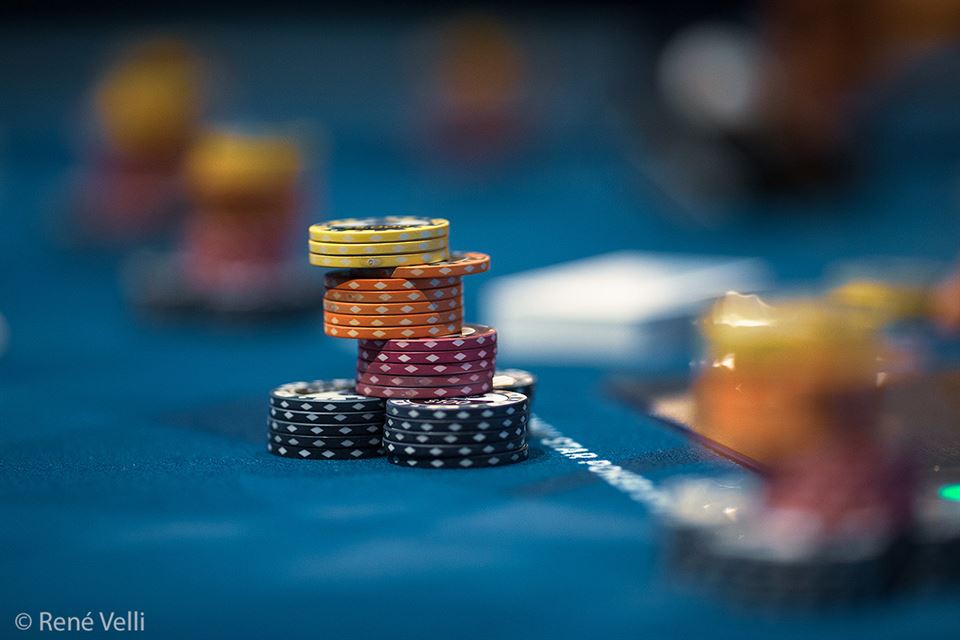 Lyhyestä Pinosta Chip Leaderiin: Tekniikat Poker -Turnauksen Selviytymiseen
